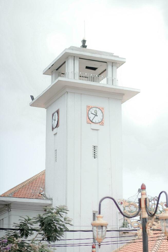 een wit gebouw met een klok toren foto
