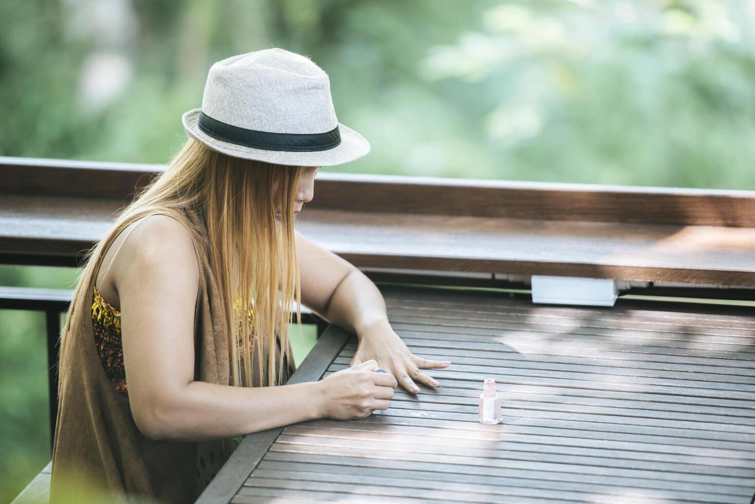 vrouw lakt haar nagels op vinger foto