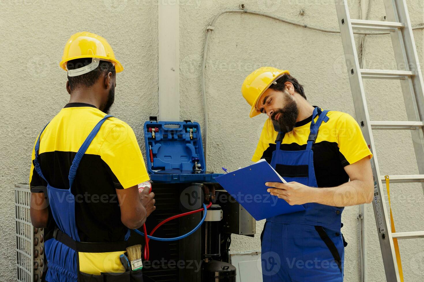 goed geïnformeerd ingenieur Aan de telefoon met klant rapportage gevonden problemen Aan lucht conditioner gedurende in opdracht controle. militair en Afrikaanse Amerikaans collega vaststelling condensor foto