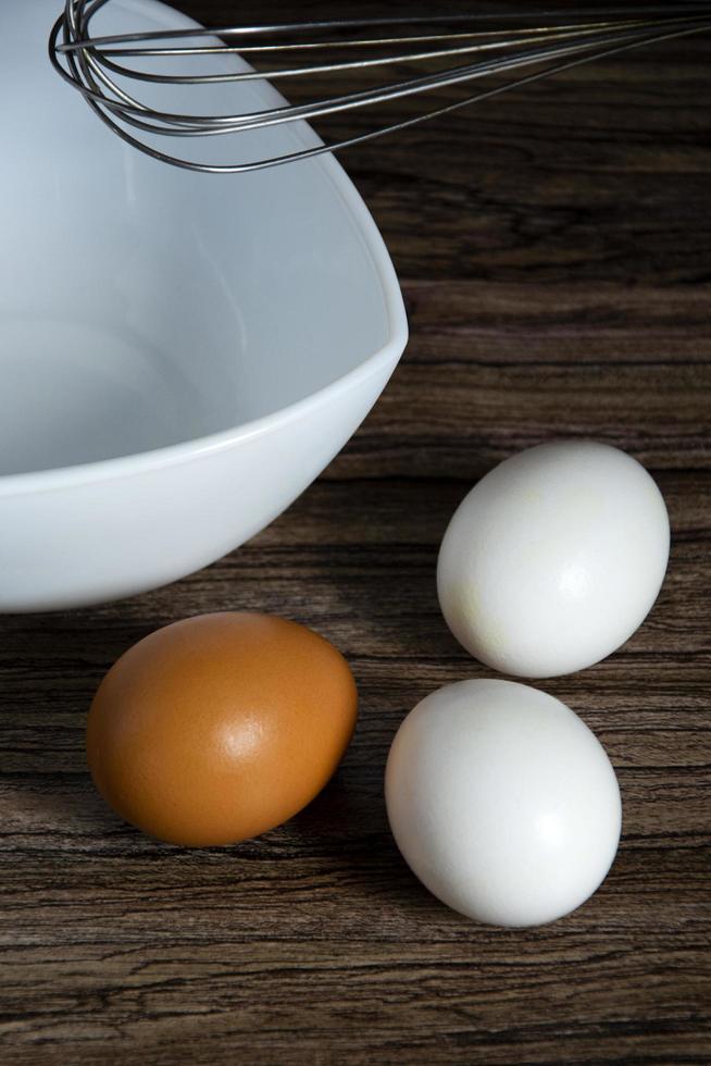 eieren. koken met eieren en kloppen foto