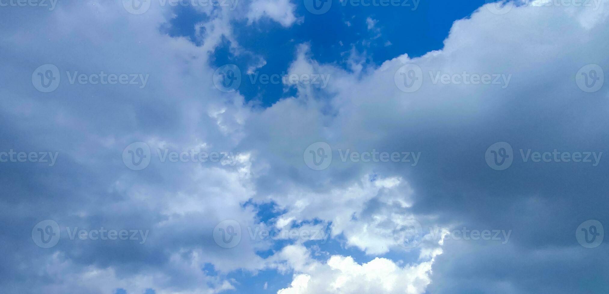 een blauw lucht met wolken en een blauw lucht, blauw lucht en wit wolk Doorzichtig zomer visie, een groot wit wolk is in de lucht, een blauw lucht met wolken en sommige wit wolken foto