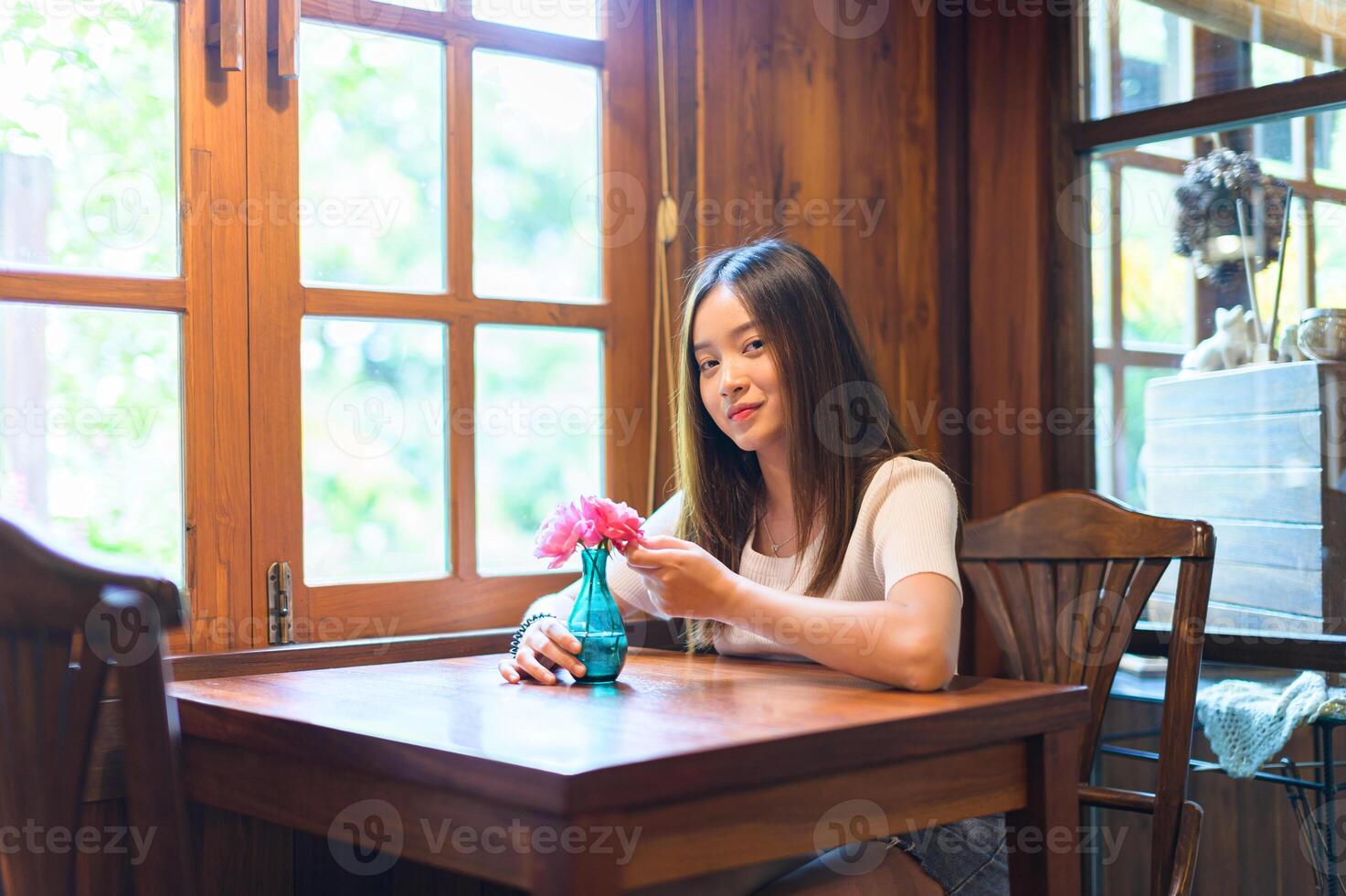 mooie vrouw zittend in een stoel in een café foto