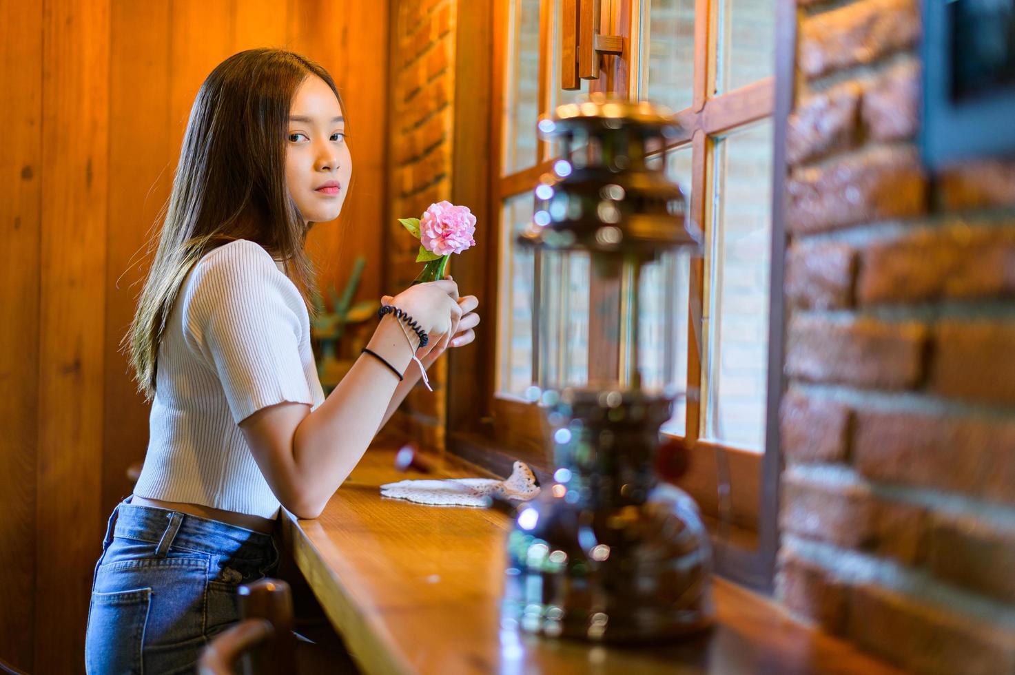 mooie vrouw zittend in een stoel in een café foto