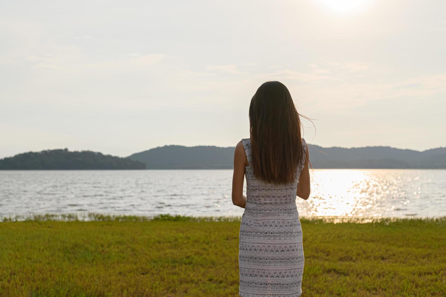 vrouw die in de velden reist foto