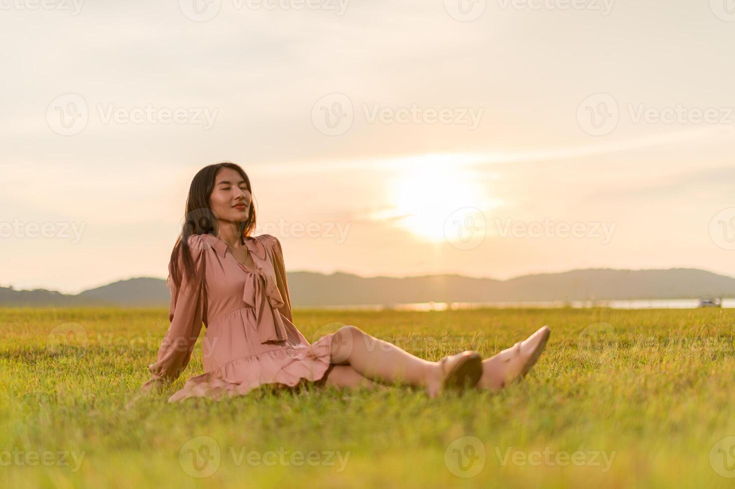 vrouw die in de velden reist foto