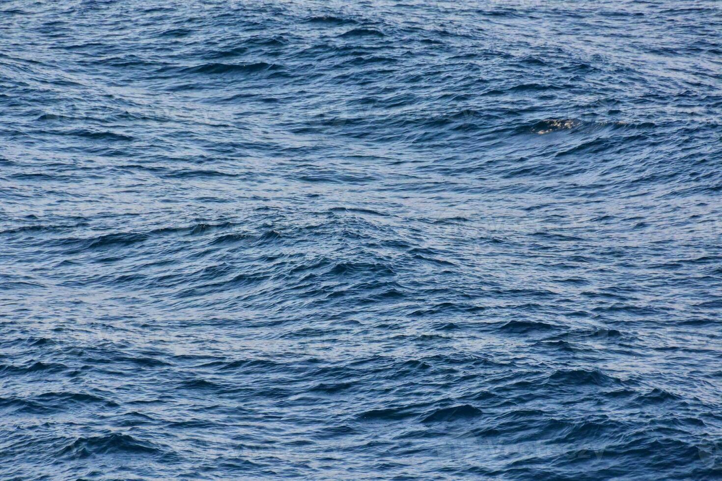 de oceaan is gezien van bovenstaand met golven foto