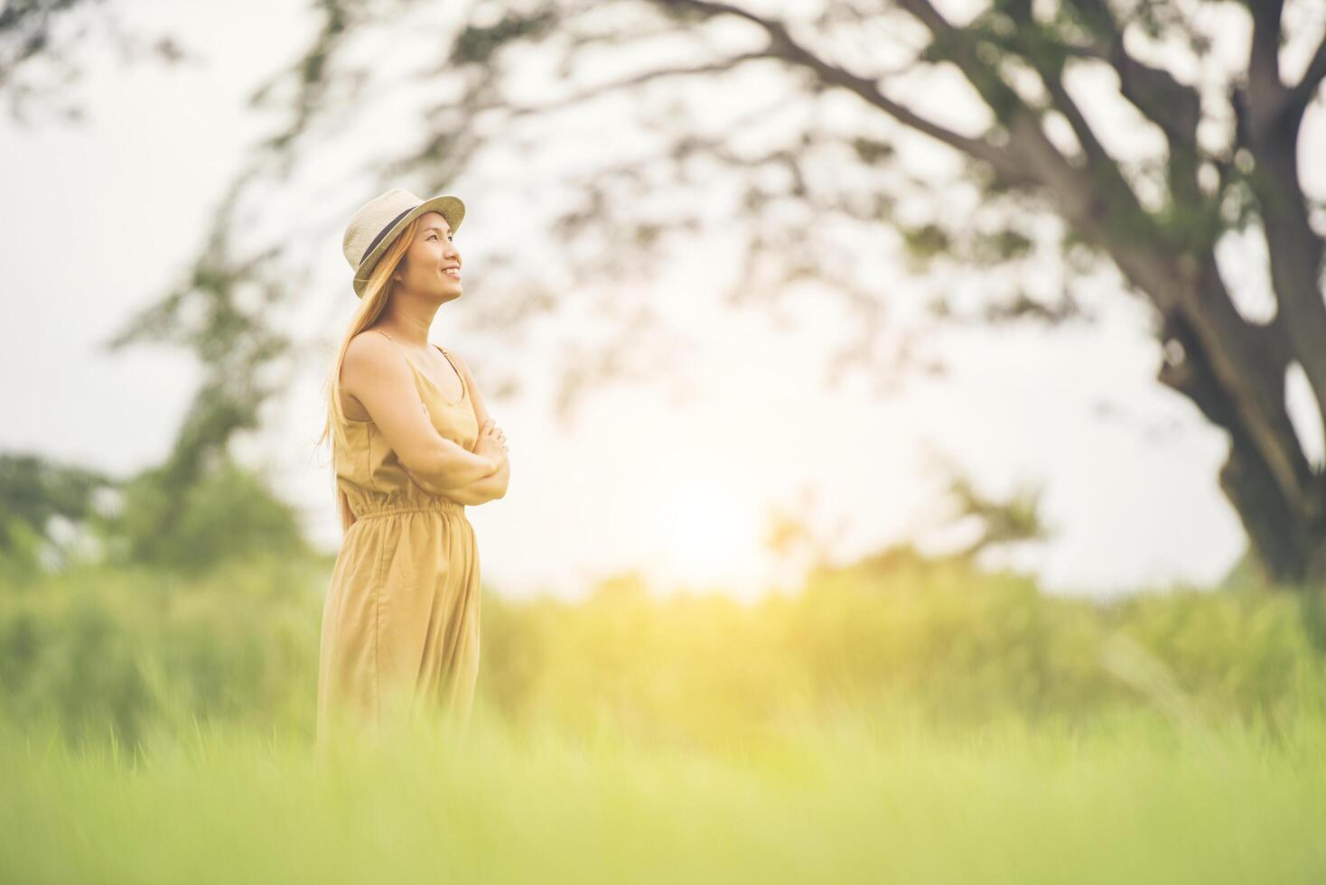 jonge vrouw staande gelukkige tijd in grasveld. foto