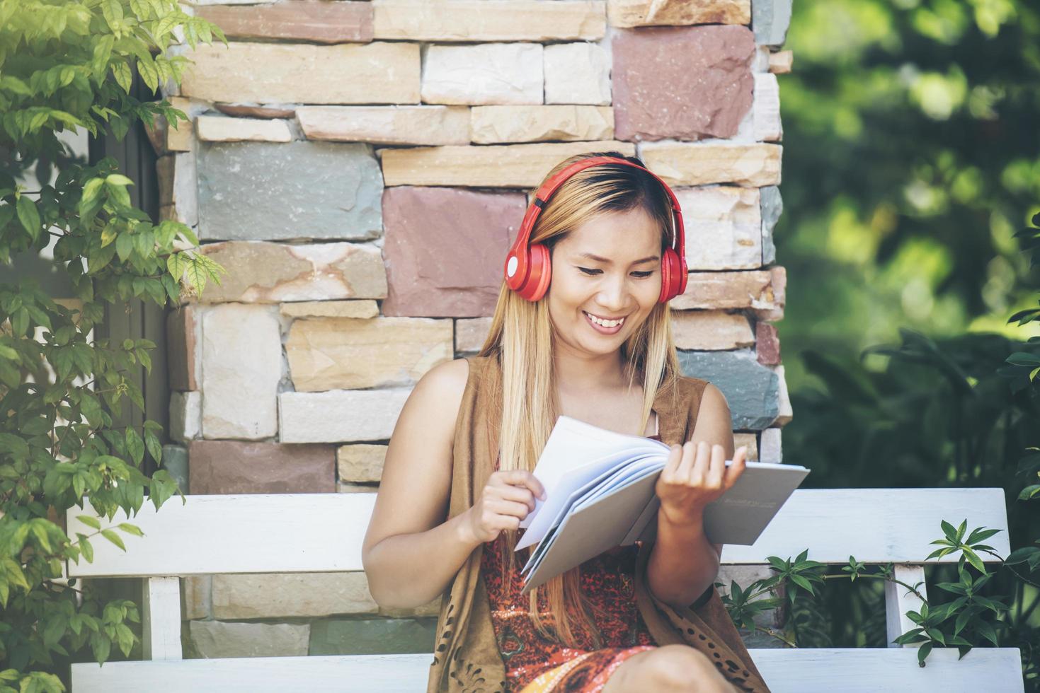gelukkige jonge vrouw ontspan met luister naar favoriete muziek in café foto