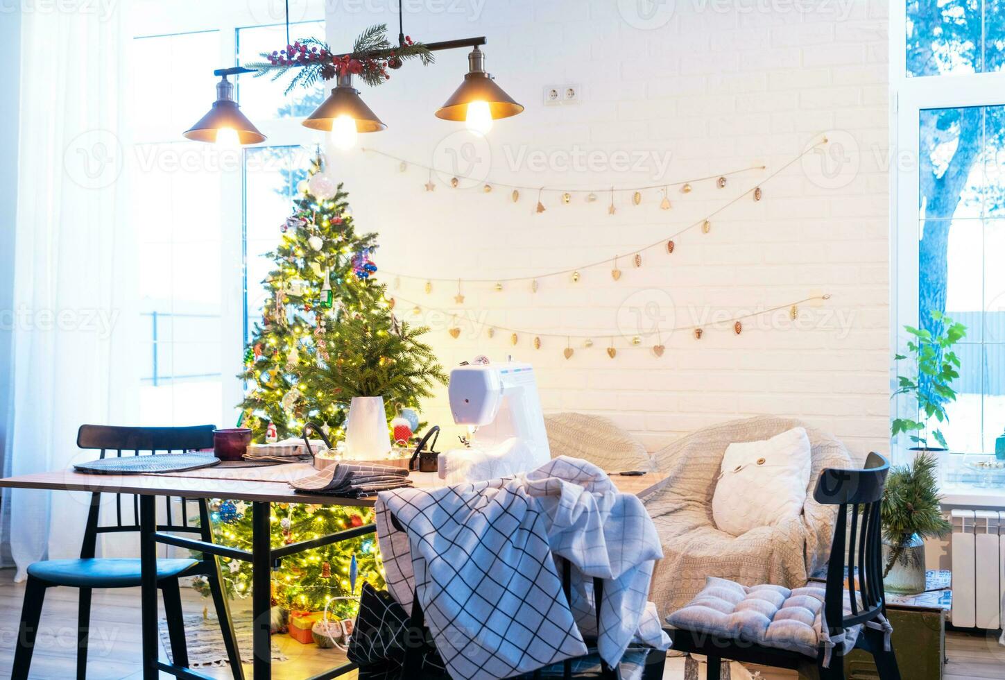 naaien werkwijze Aan een naaien machine, een naald- met een draad en een houder detailopname steek de wit geruit kleding stof. voorbereiding voor Kerstmis en nieuw jaar, textiel voor knus in feestelijk decor interieur foto