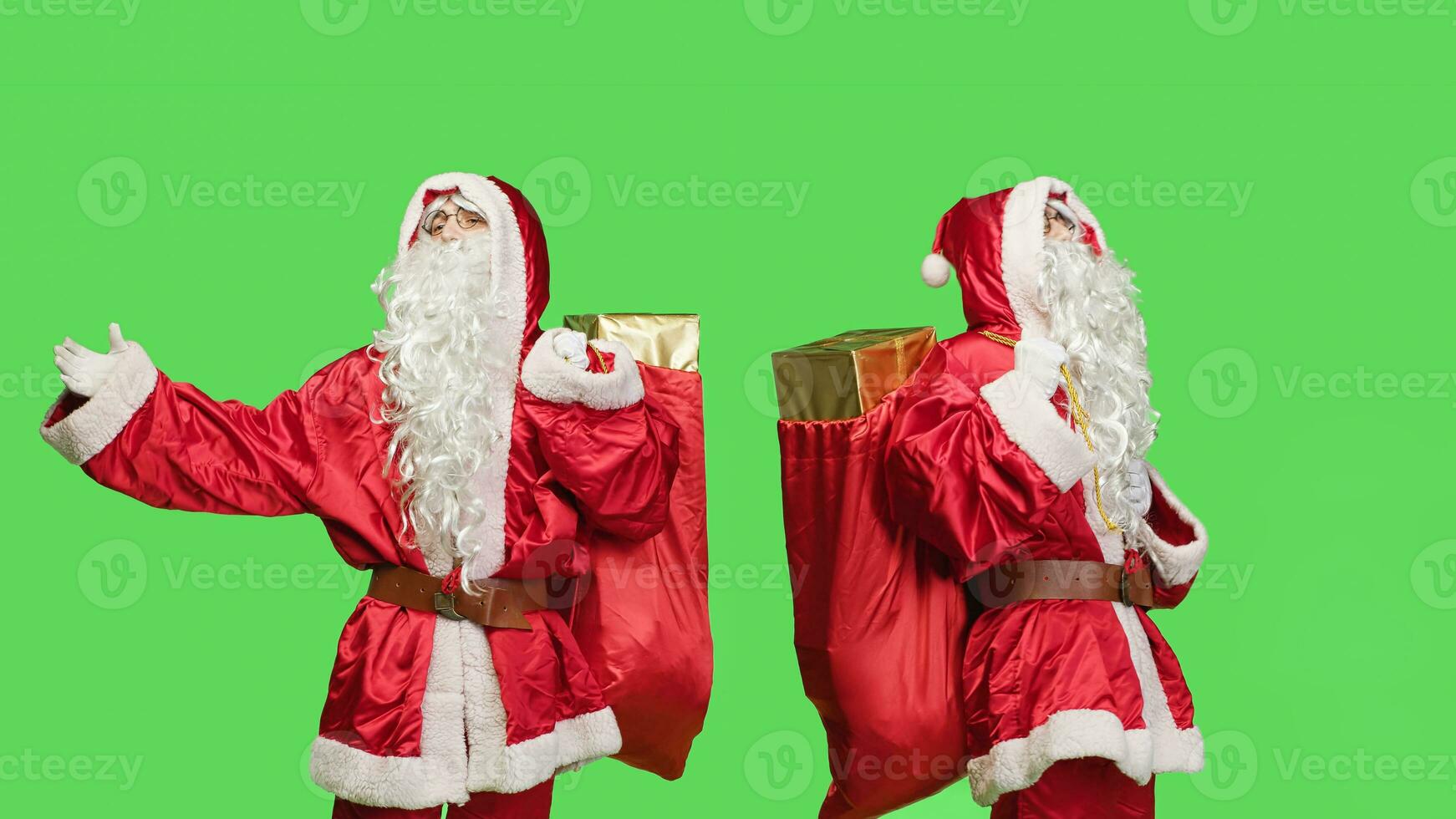 Mens acteren Leuk vinden de kerstman claus met zak van speelgoed, draag- cadeaus en presenteert over- groene scherm achtergrond. heilige Nick verspreiden Kerstmis geest Aan winter vakantie, dragen zak Aan camera. foto