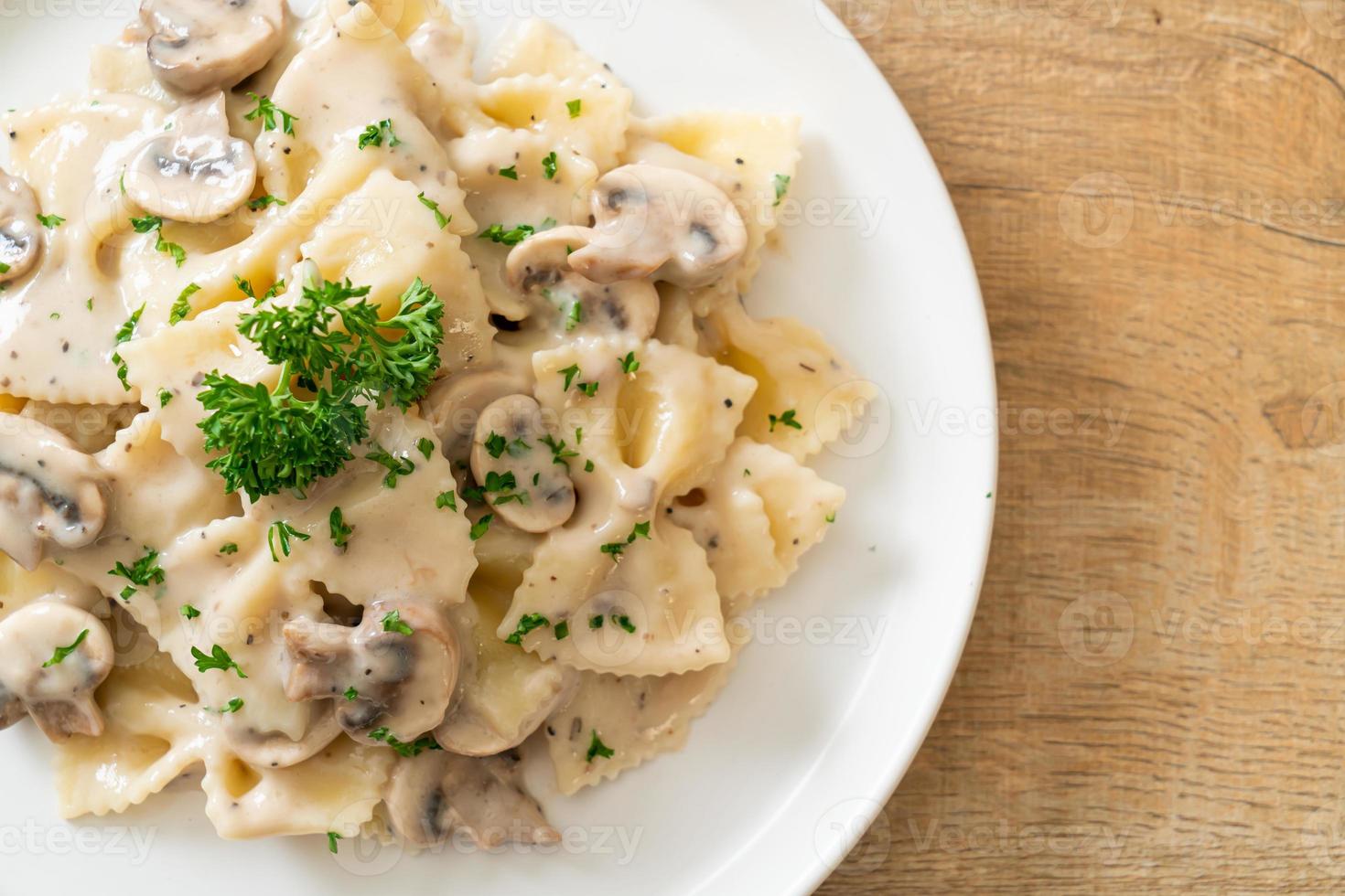 farfalle pasta met champignon-witte roomsaus foto