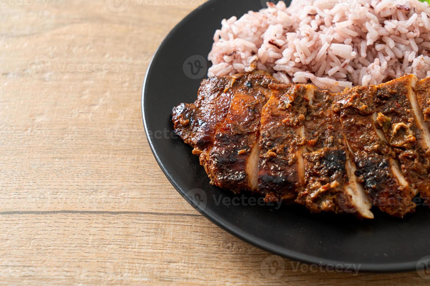 pittige gegrilde jamaicaanse jerk chicken met rijst foto