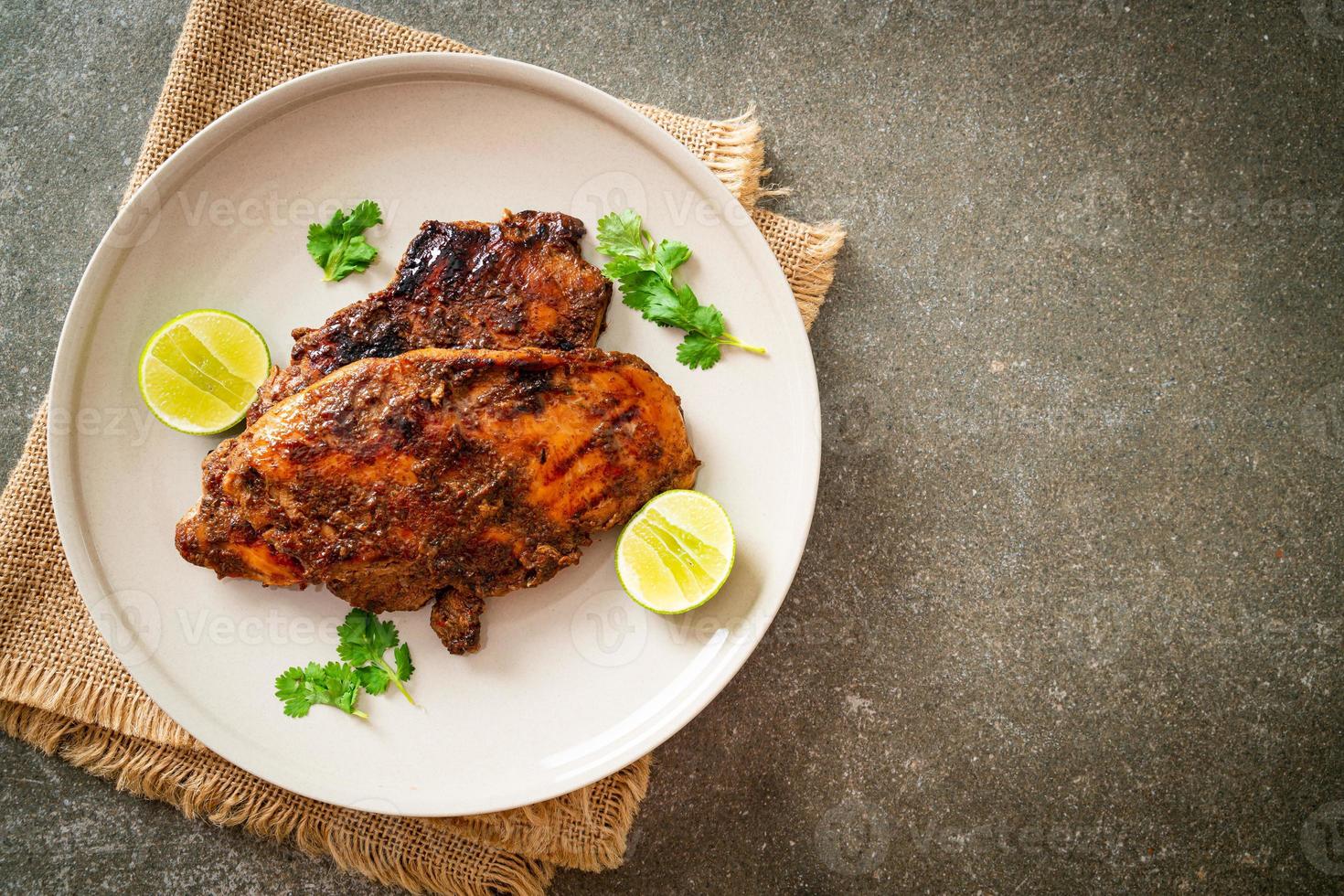 pittige gegrilde jamaicaanse jerk chicken foto