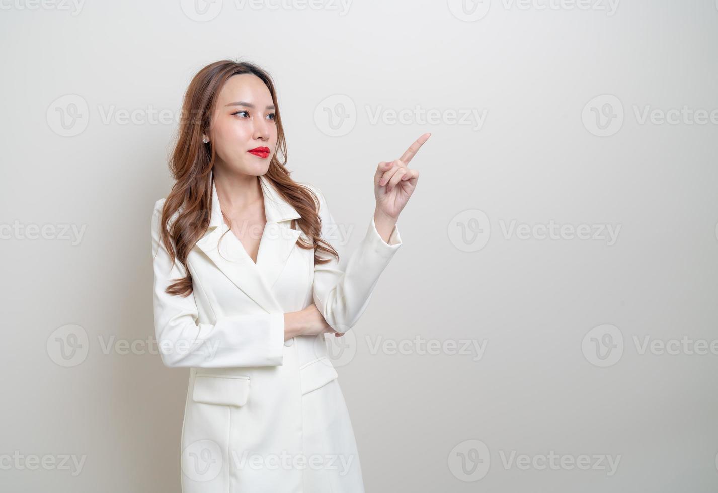 portret mooie zakenvrouw met hand presenteren of wijzen foto