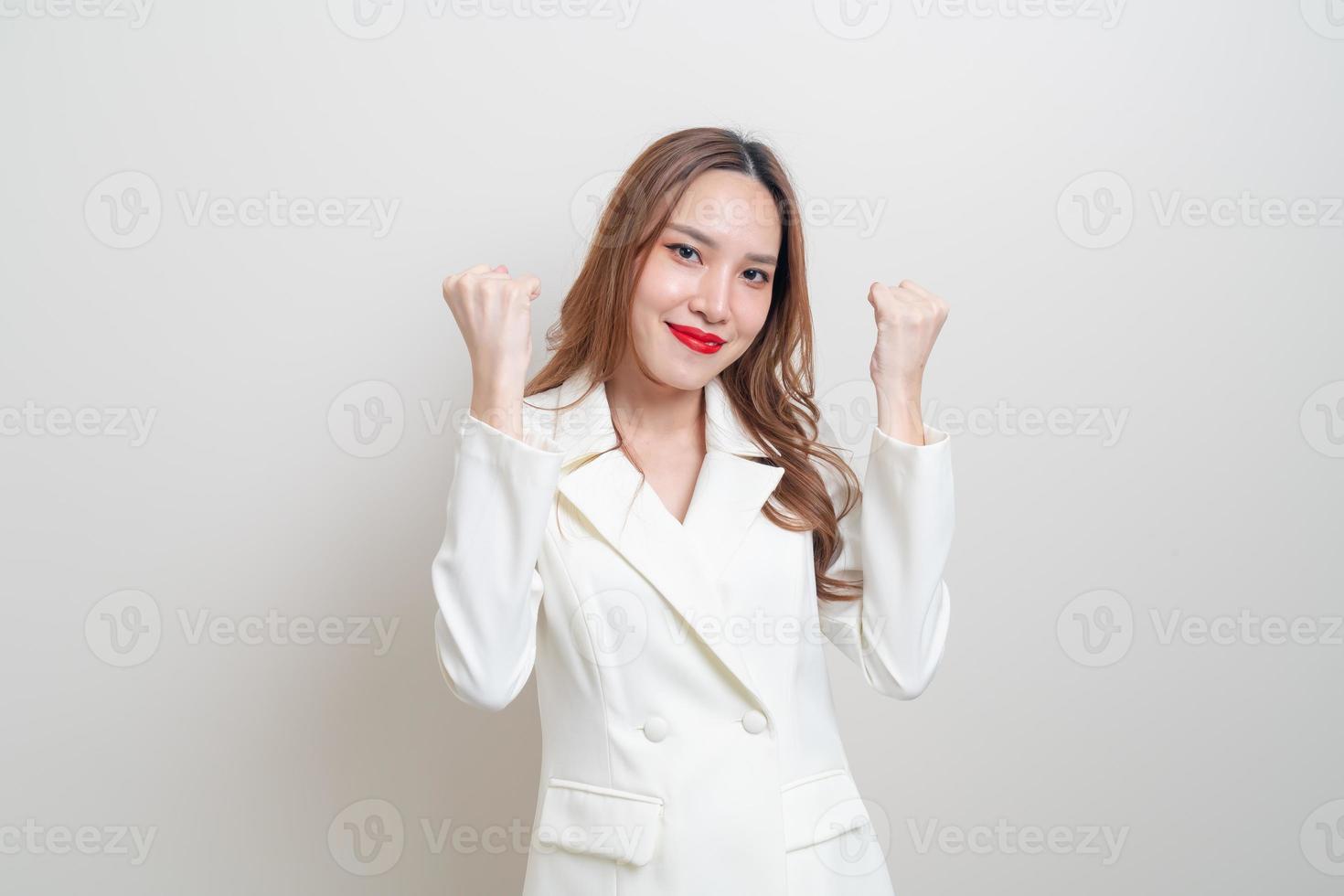 portret mooie zakenvrouw met succes emotie foto