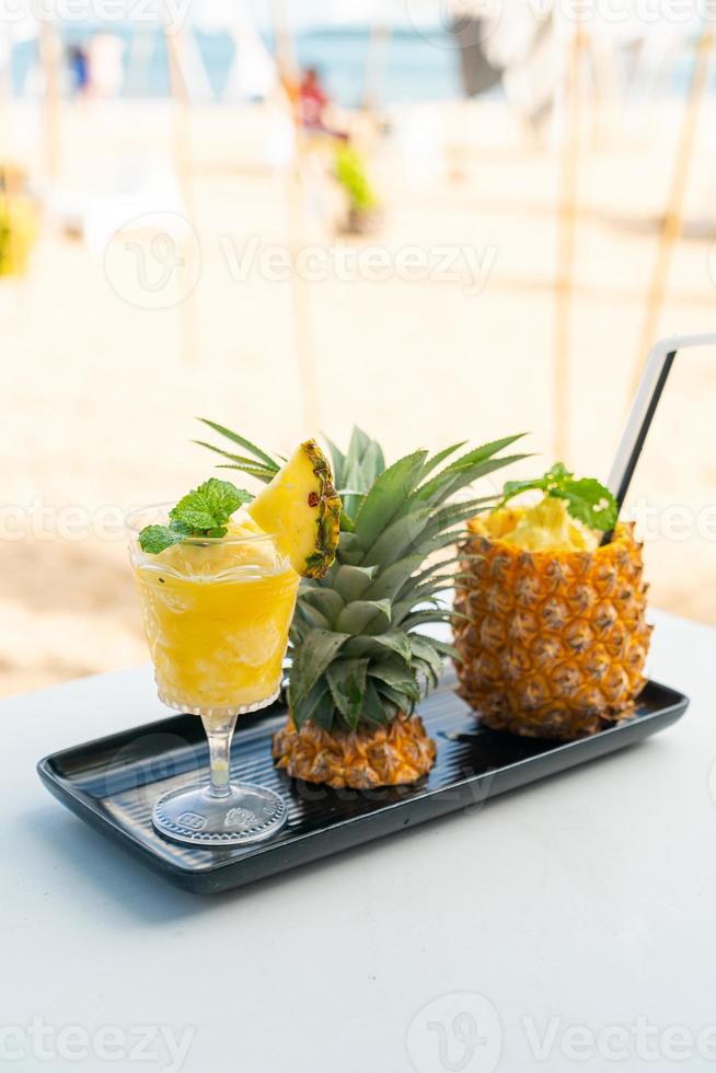 ananas smoothies met zee strand achtergrond foto