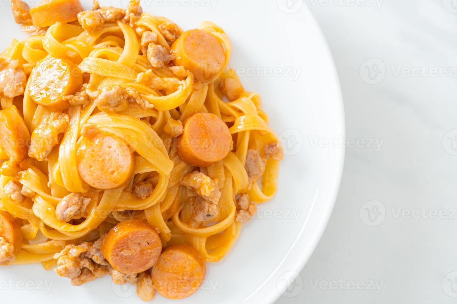 spaghetti pasta worst en gehakt varkensvlees foto