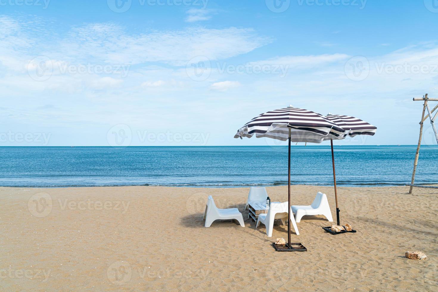 patio buiten tafel en stoel op het strand met zee strand achtergrond foto