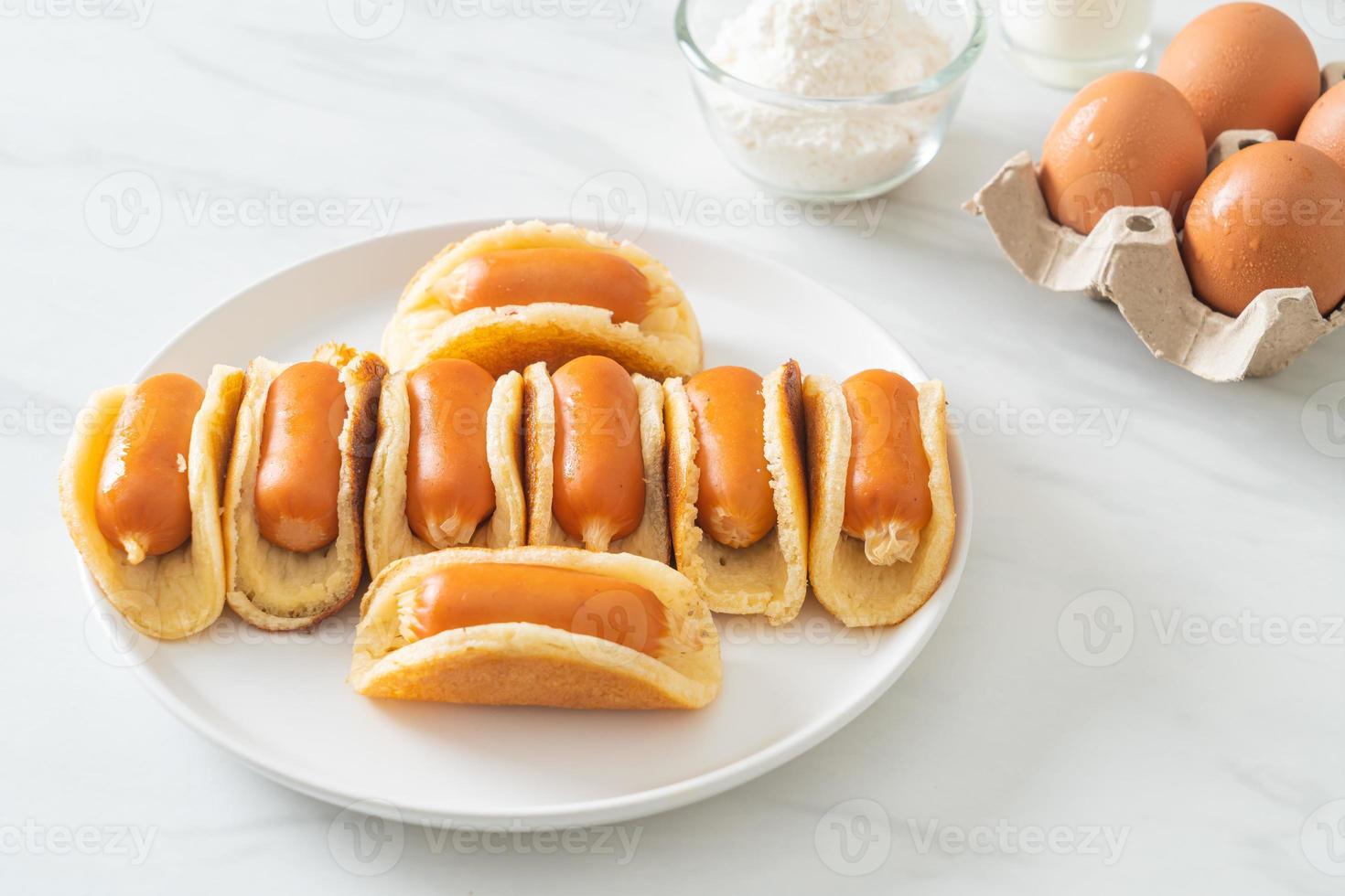 plat pannenkoekenbroodje met worst foto