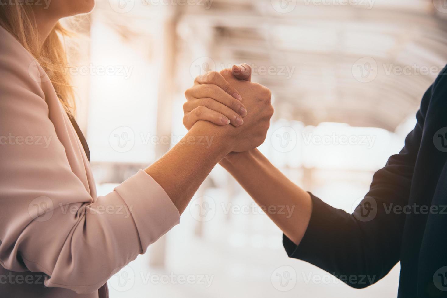zakelijk partnerschap vergadering vertrouwen handshaking concept foto