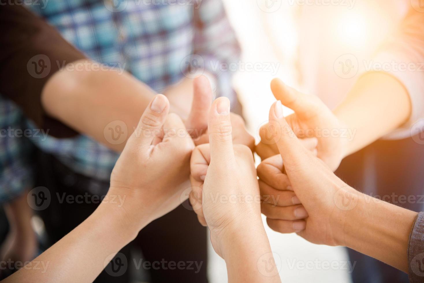 mensen duim omhoog in teamwerkgroep foto