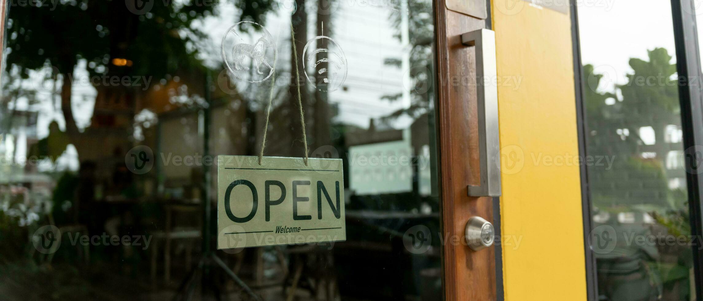 Open Aan de eerste dag van bedrijf. garanties veiligheid, netheid, Open de koffie winkel. Open voor nieuw normaal. klein bedrijf, welkom, restaurant, huis gemaakt, familie foto