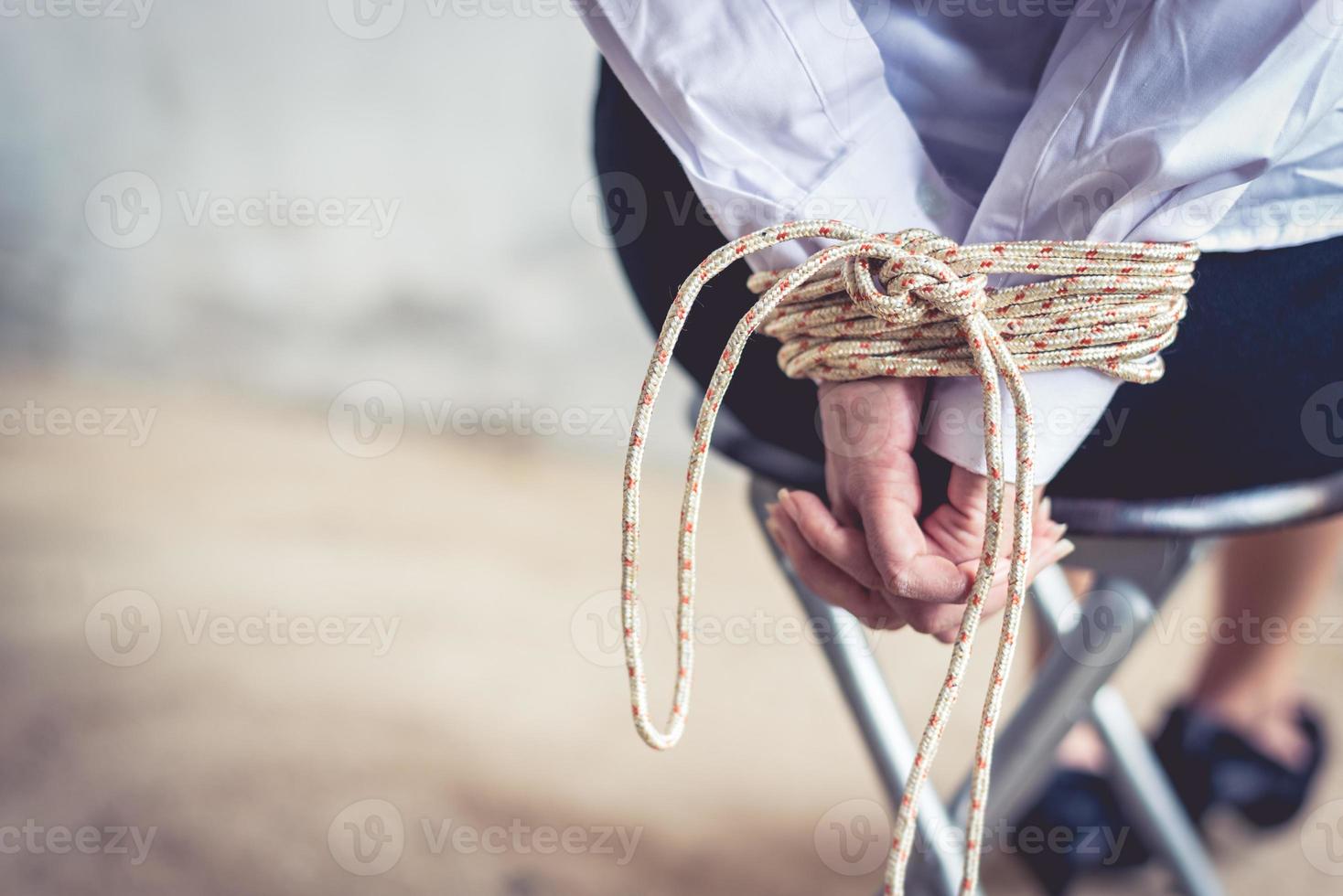 close up van vrouw hand met stropdas touw. gijzeling en losgeld concept foto