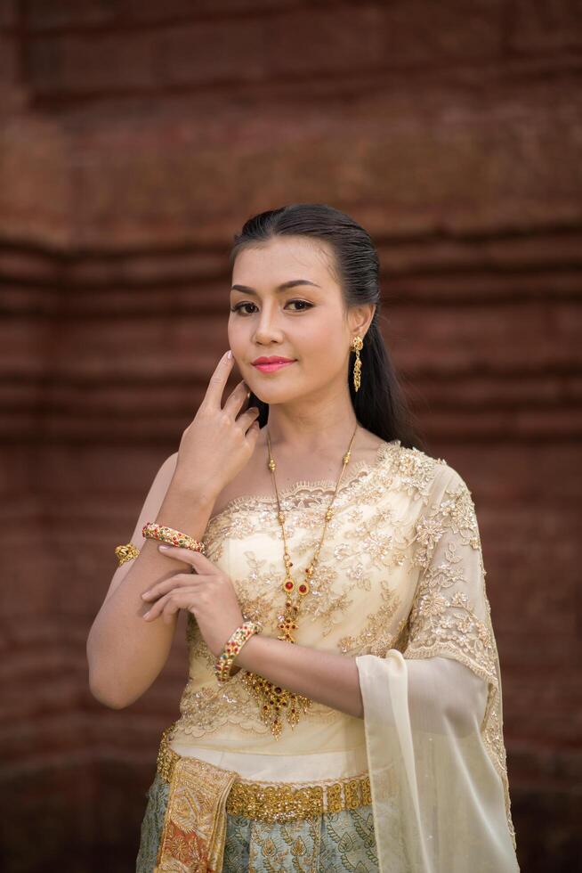 mooie vrouw die typisch Thaise kleding draagt foto