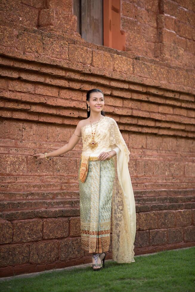 mooie vrouw die typisch Thaise kleding draagt foto