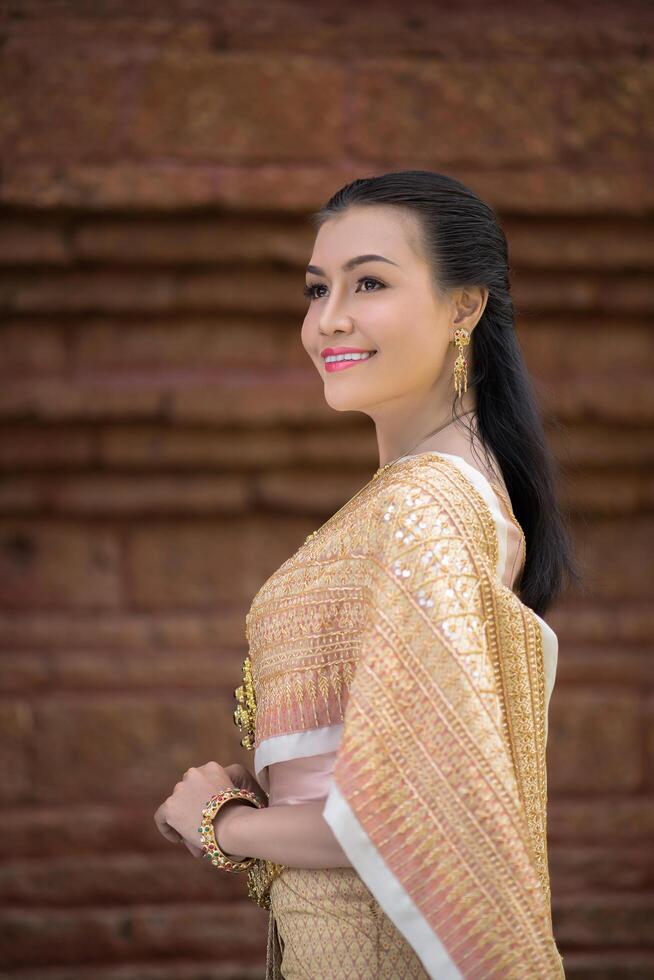 mooie vrouw die typisch Thaise kleding draagt foto