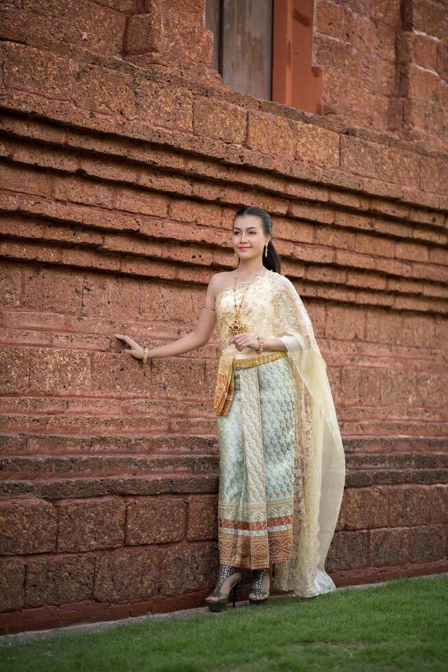 mooie vrouw die typisch Thaise kleding draagt foto