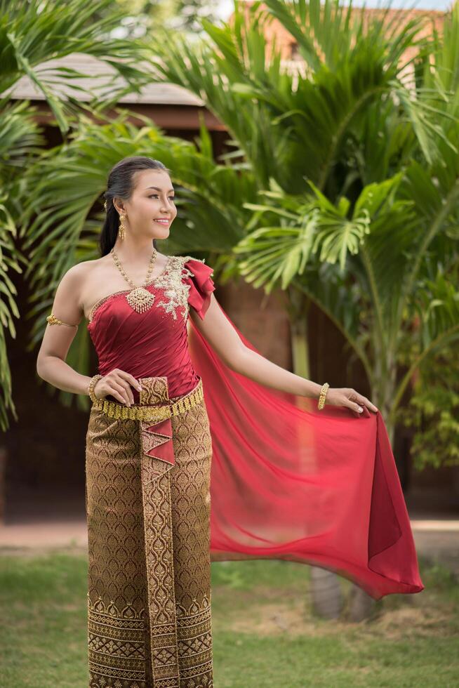 mooie vrouw die typisch Thaise kleding draagt foto