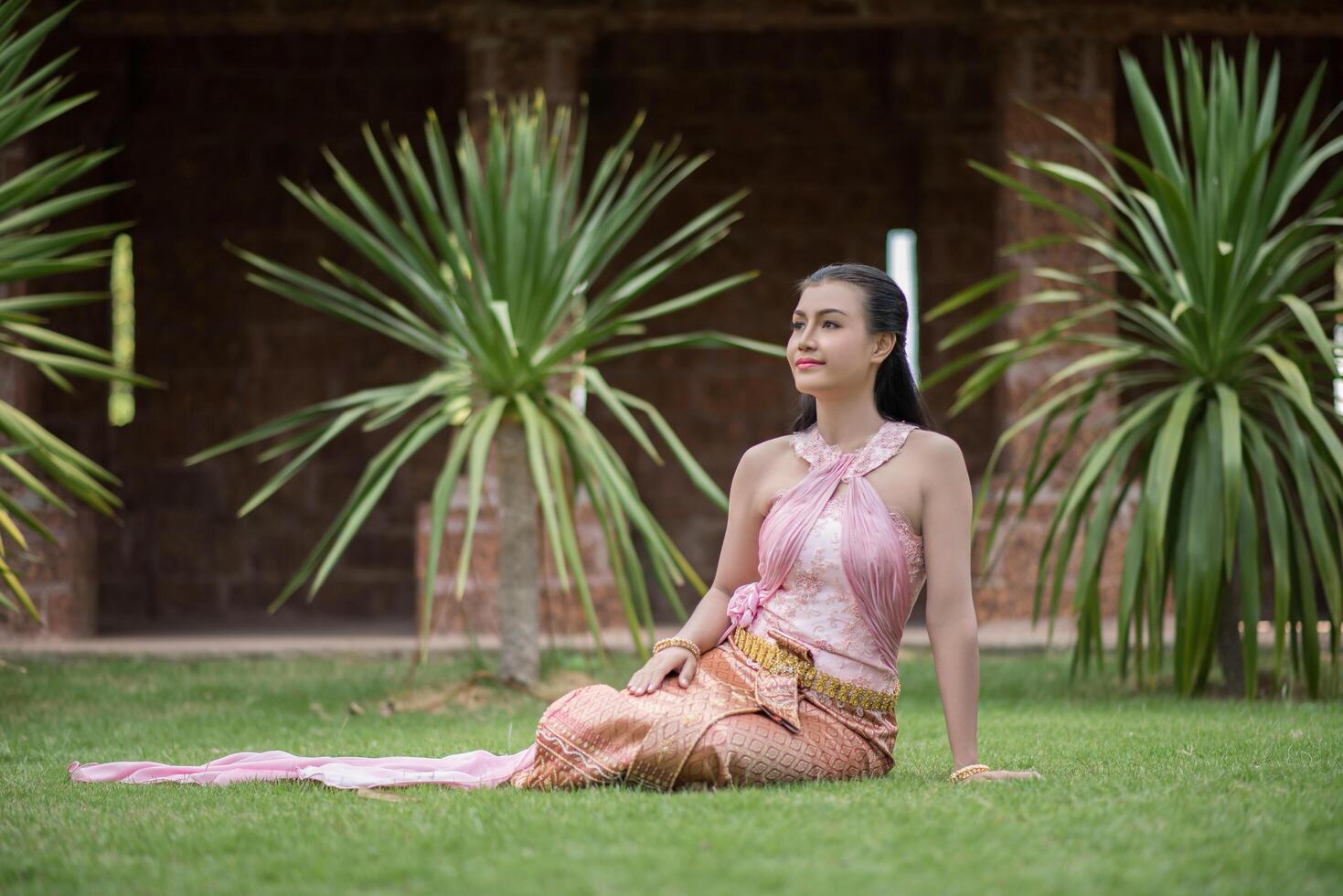 mooie vrouw die typisch Thaise kleding draagt foto