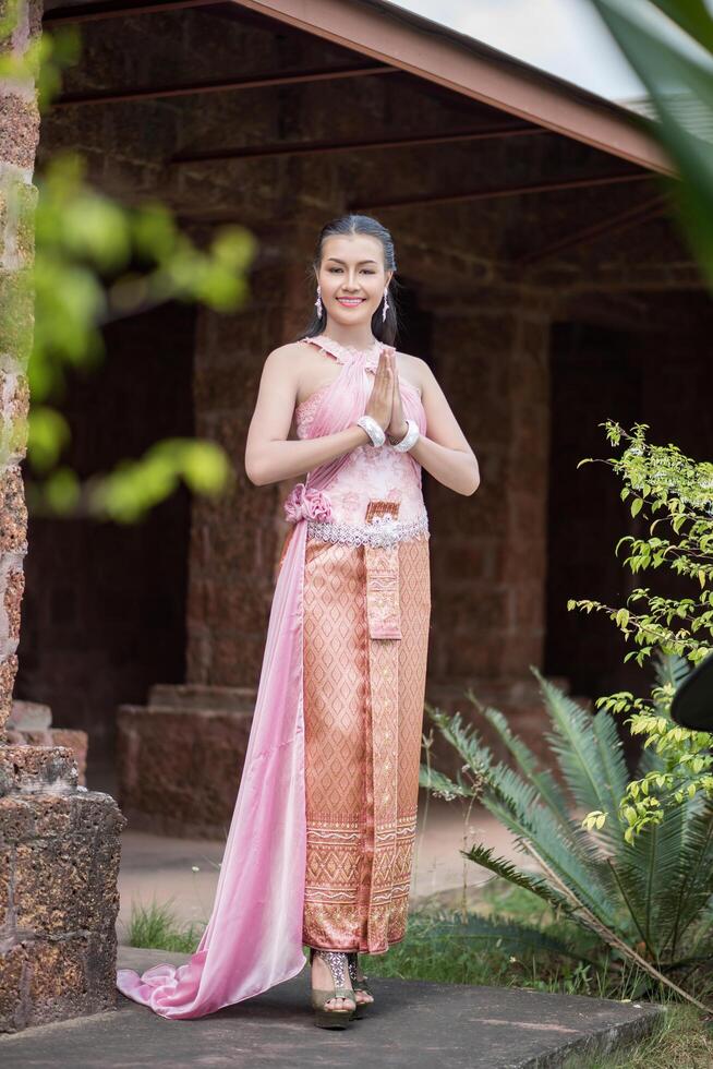 mooie vrouw die typisch Thaise kleding draagt foto