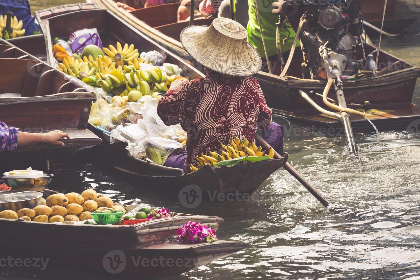 traditioneel drijvend markt in damnoen saduak in de buurt Bangkok foto