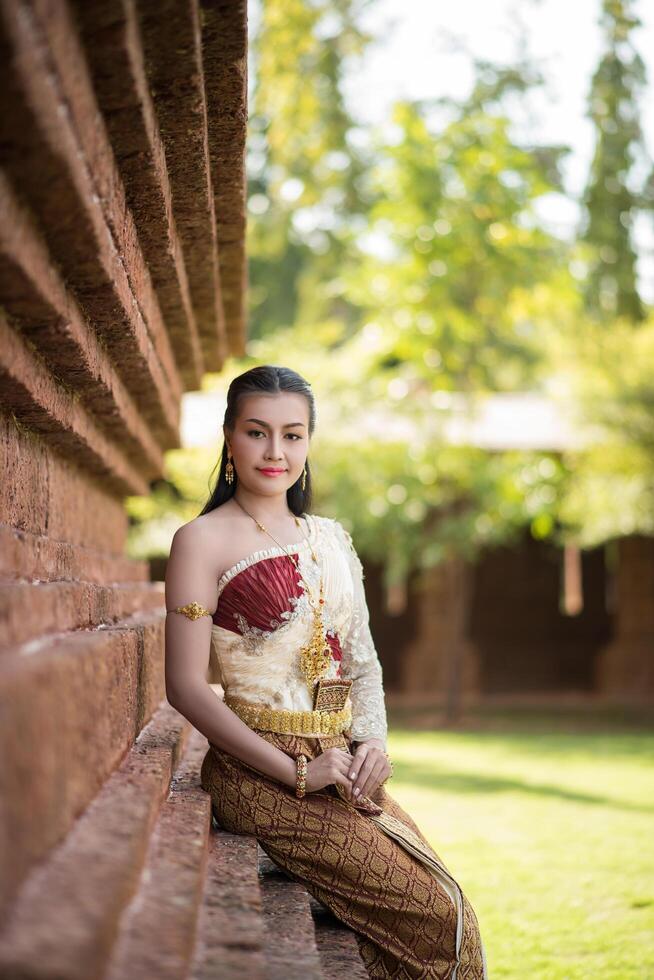 mooie vrouw die typisch Thaise kleding draagt foto