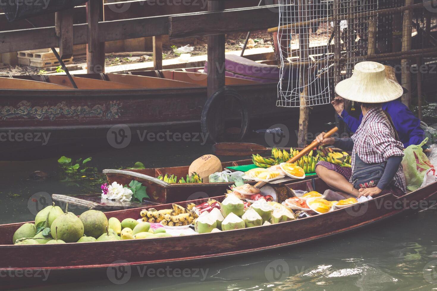 traditioneel drijvend markt in damnoen saduak in de buurt Bangkok foto