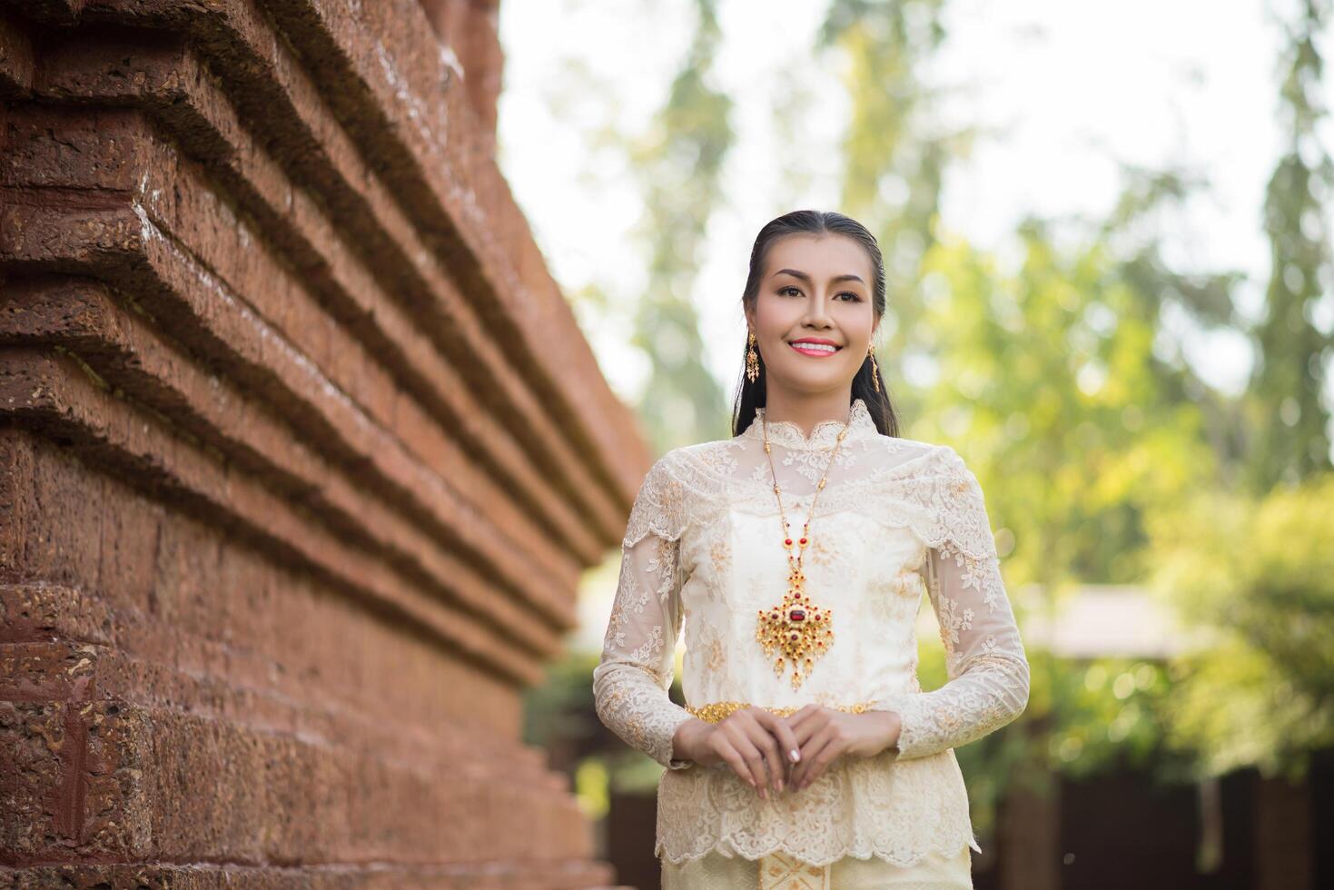 mooie vrouw die typisch Thaise kleding draagt foto