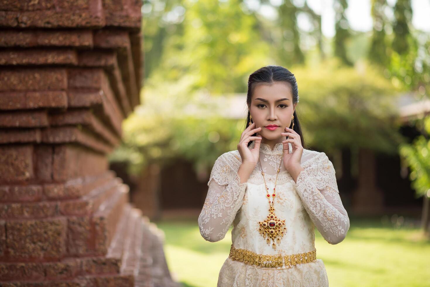 mooie vrouw die typisch Thaise kleding draagt foto