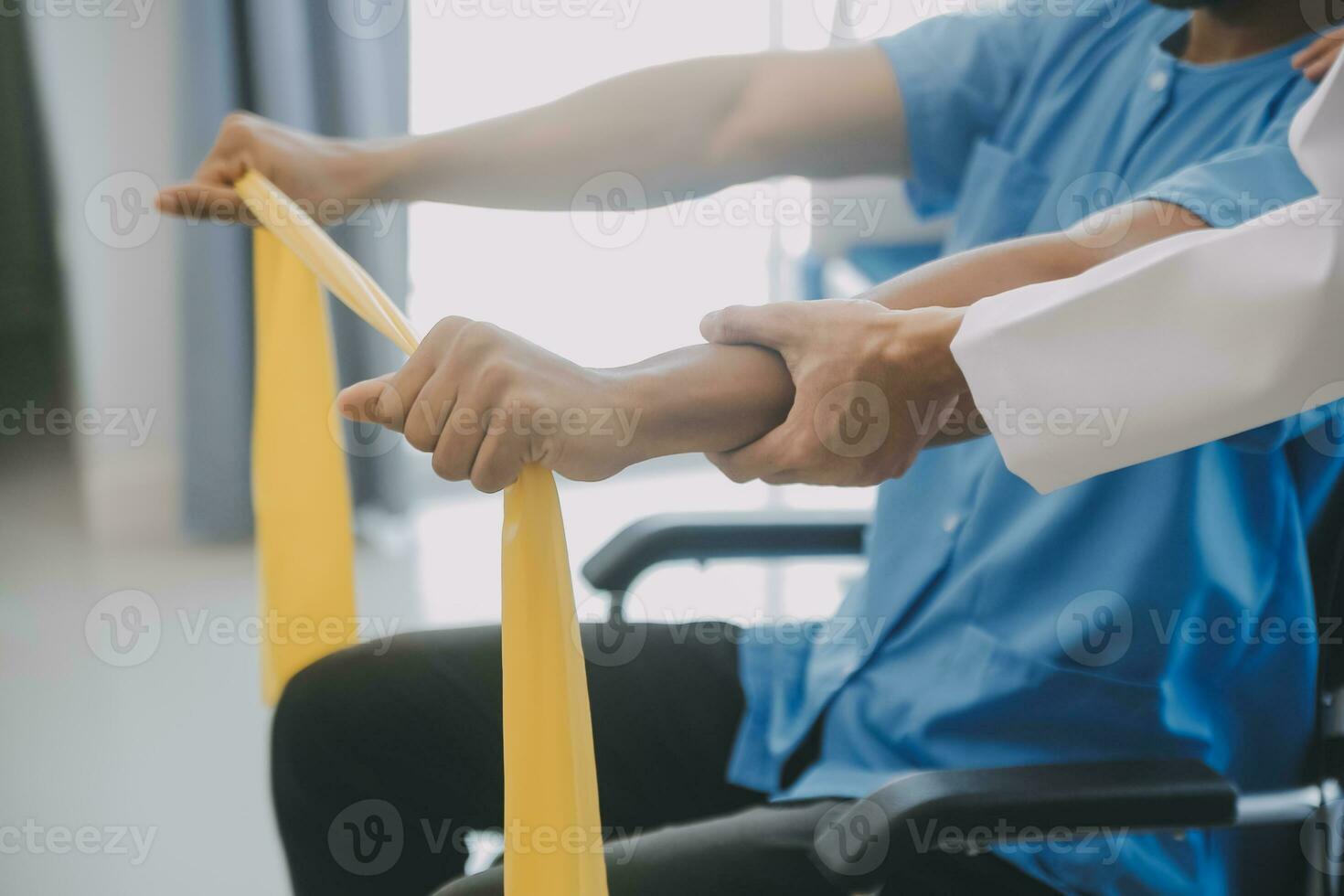 fysiotherapeut Mens geven oefening met halter behandeling over arm en schouder van atleet mannetje geduldig fysiek behandeling concept foto