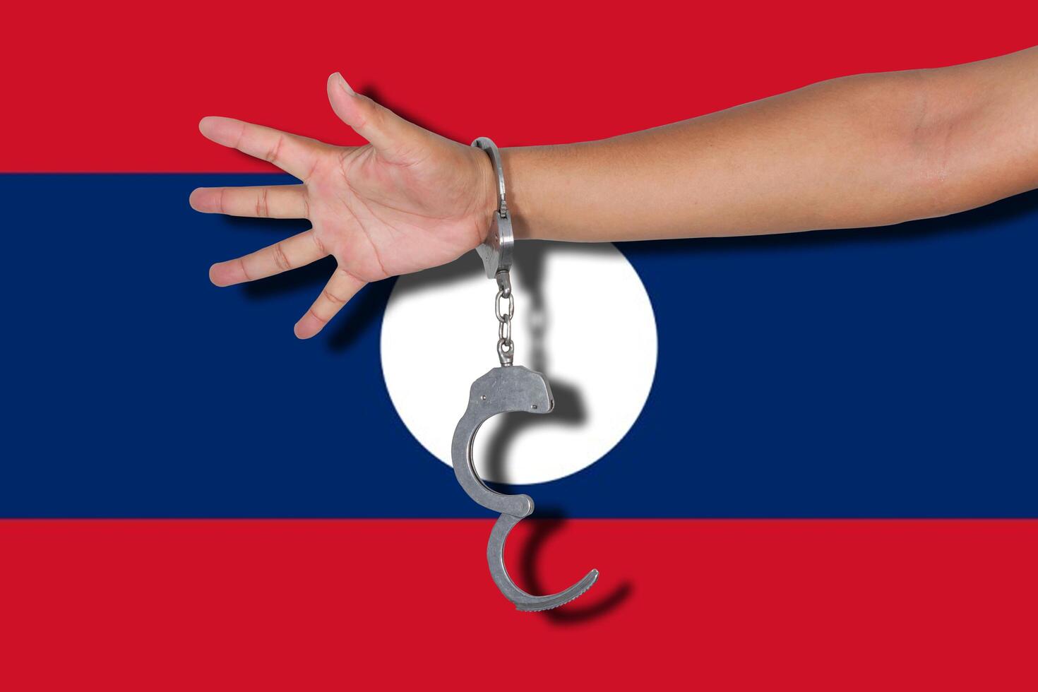 handboeien met de hand op de vlag van laos foto