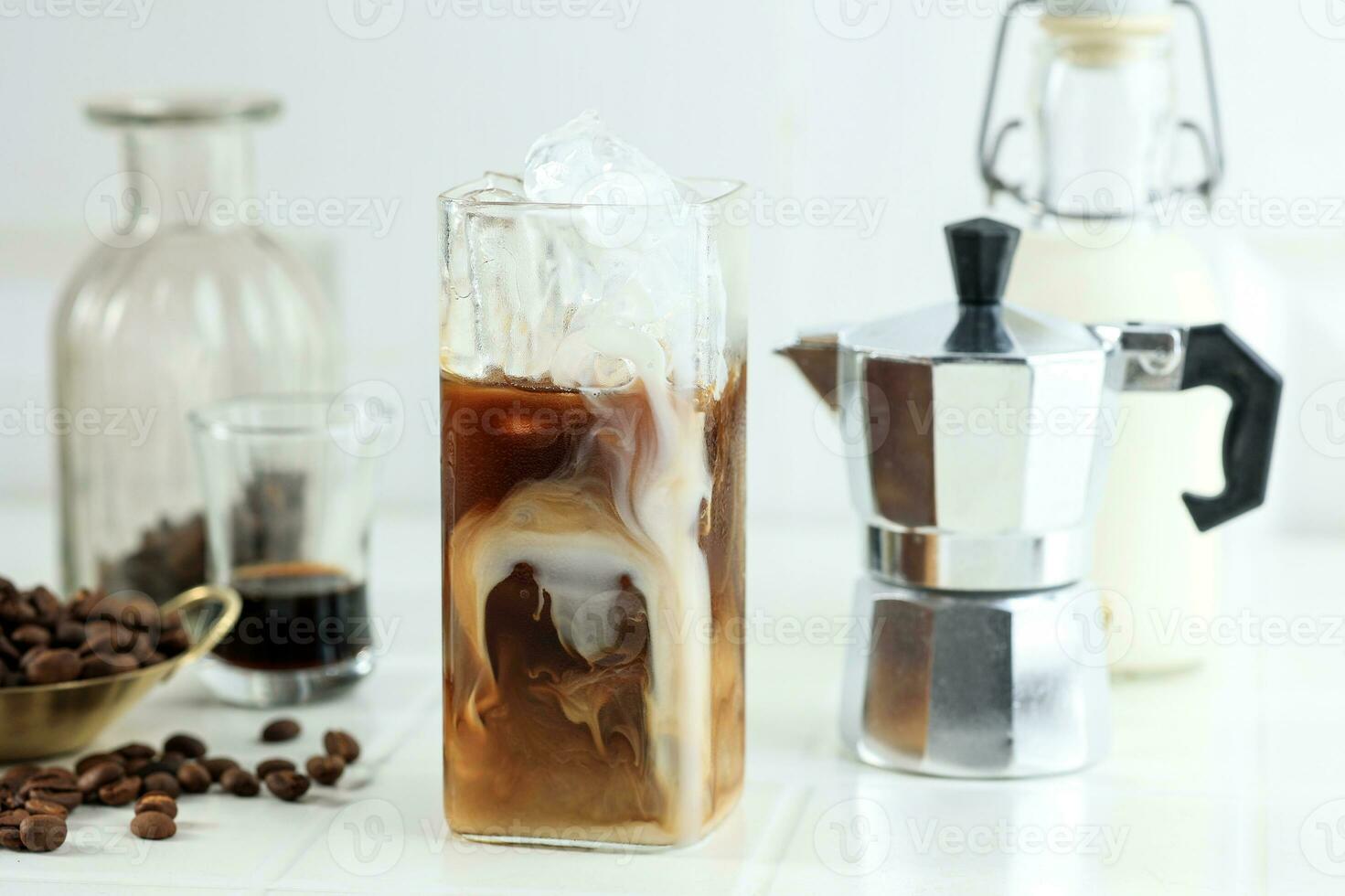 eigengemaakt verkoudheid brouwen koffie met melk en koffie bonen foto