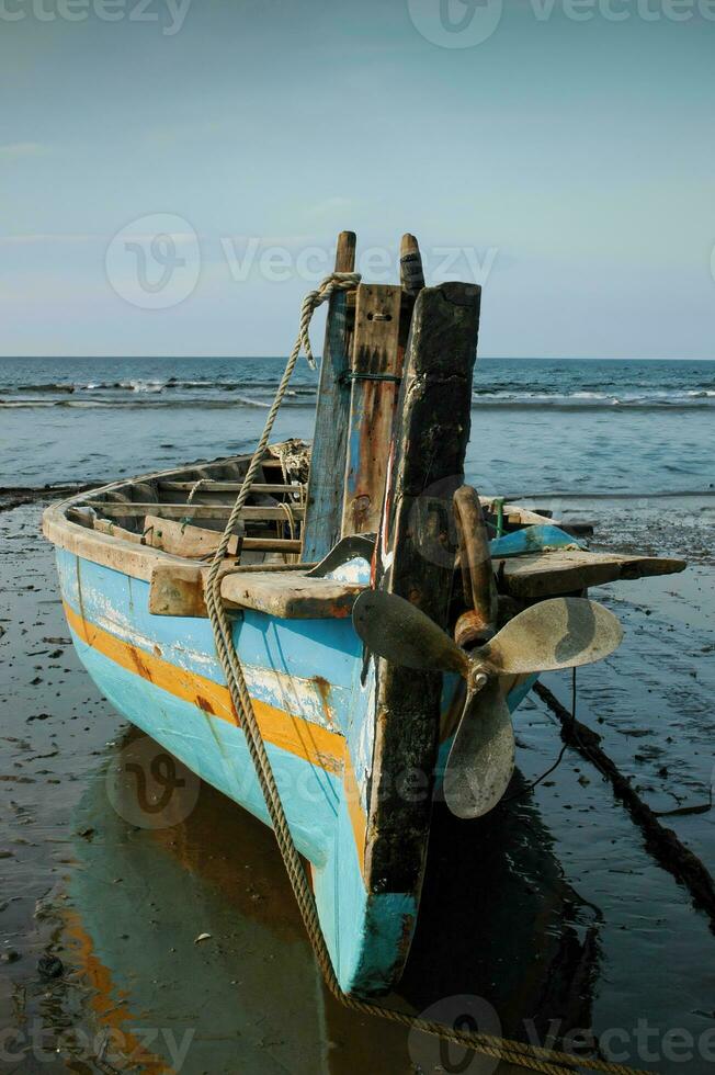 oud visvangst boot Bij de strand foto