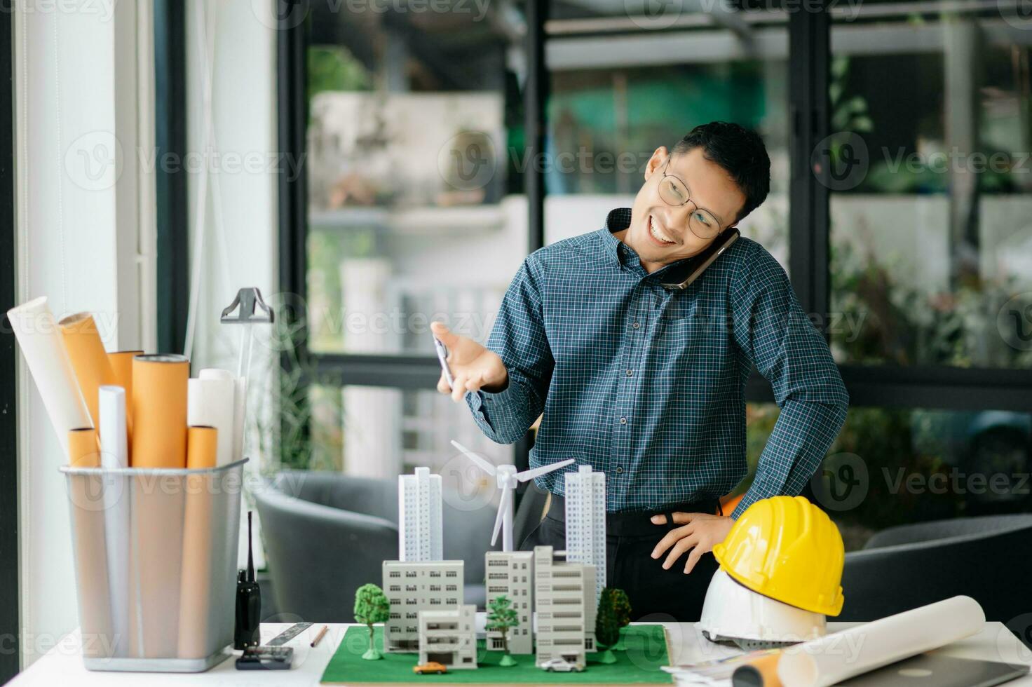 bedrijf mensen hebben overleg over wind energie Bij bedrijf kantoor. Aan bouwkundig project plaats en maken model- huis. Aziatisch industrie foto