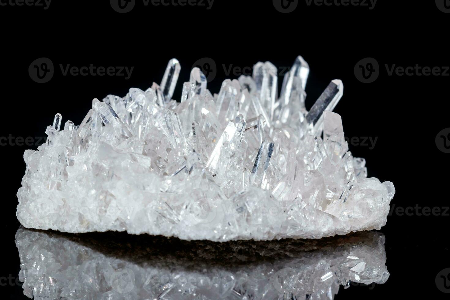 macro mineraal steen strass in Kristallen Aan een zwart achtergrond foto