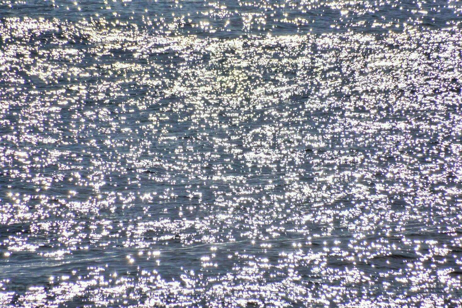 zon schijnend Aan de water foto