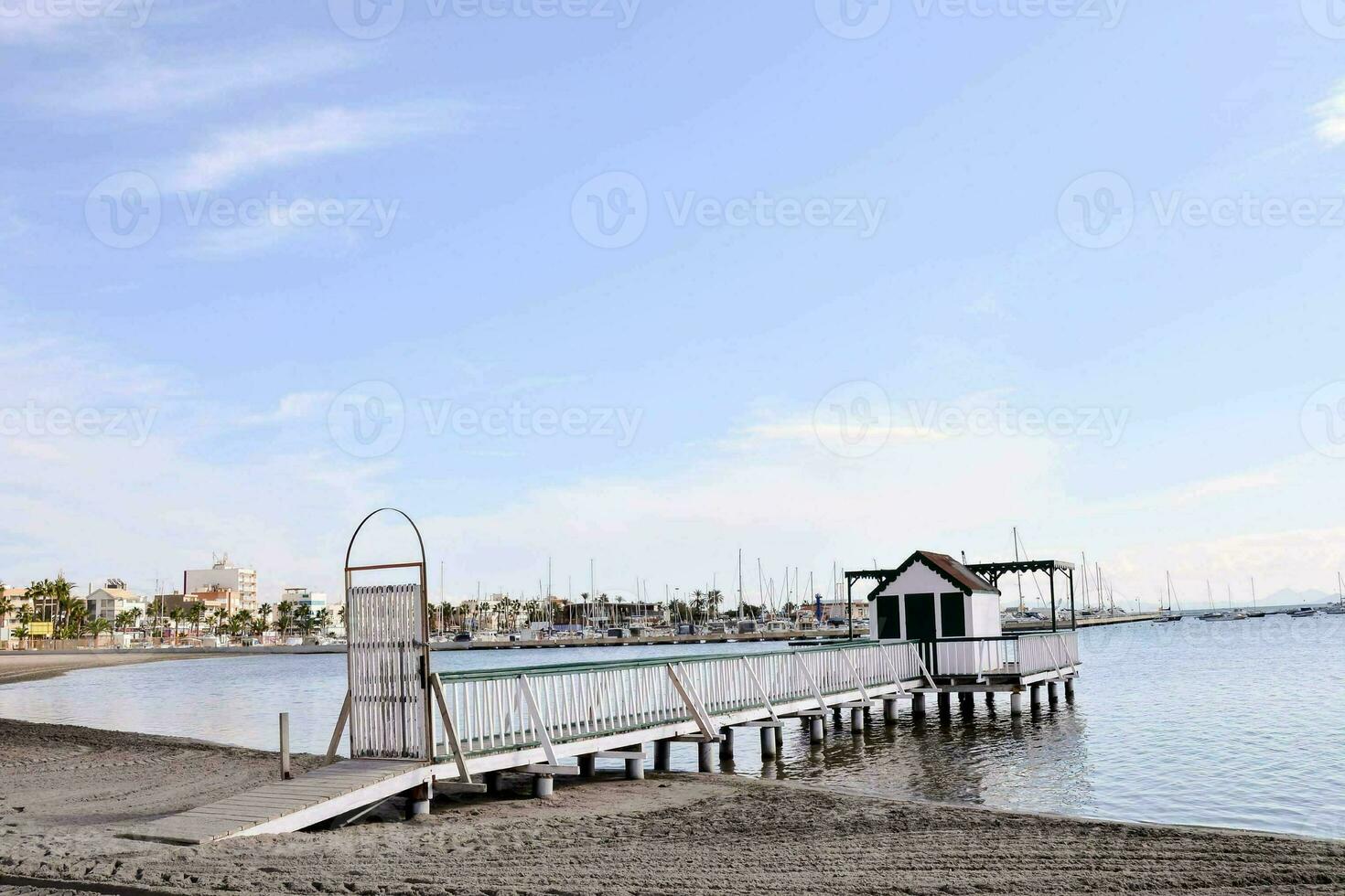 een pier met een boot dok en een klein huis Aan de strand foto