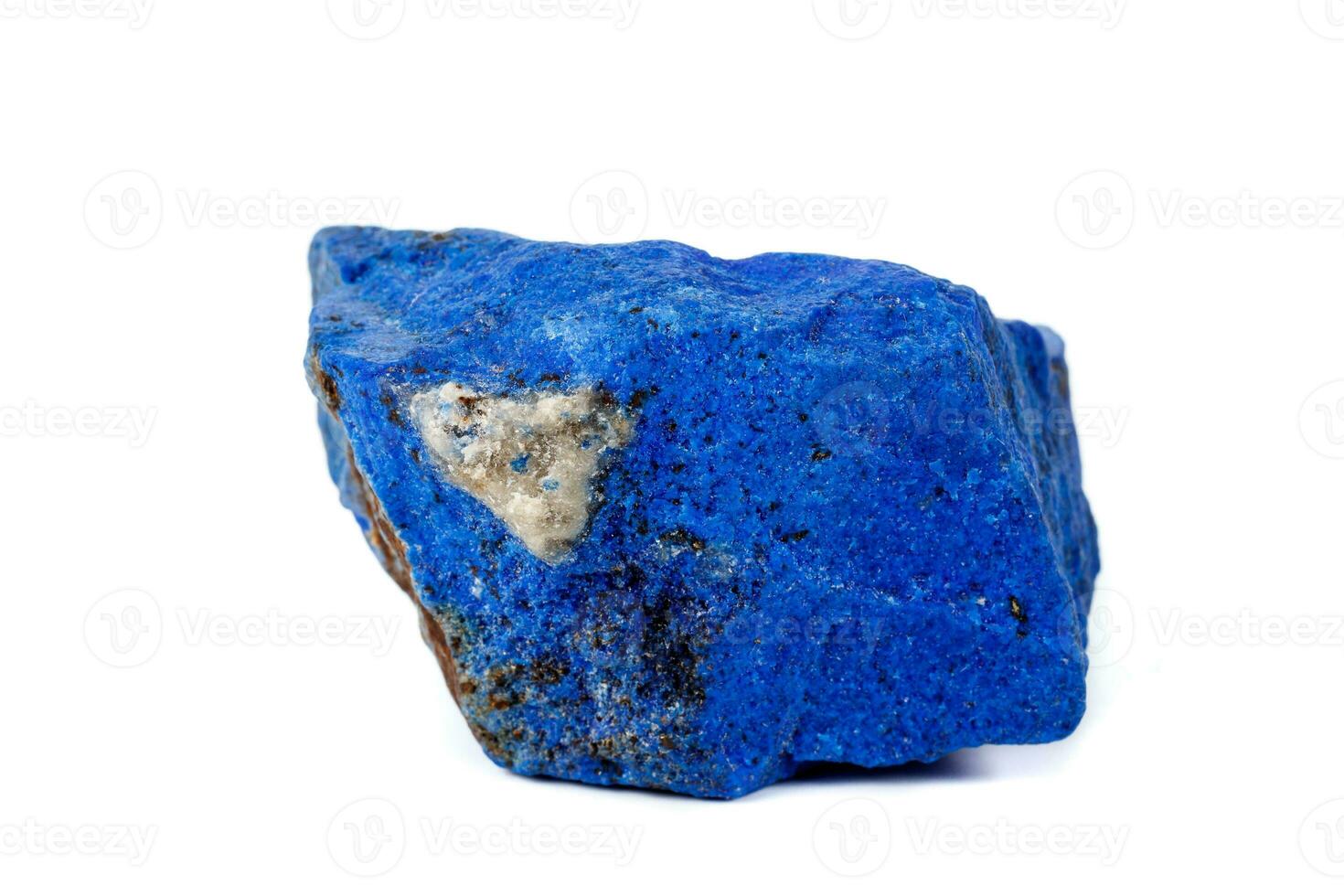 macro azuriet mineraal steen met pyriet inzetstukken Aan een wit achtergrond foto
