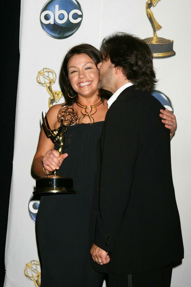 rachael straal haar man John m cusimano in de druk op kamer na haar praten tonen won een emmy Bij overdag emmy's 2008 Bij de kodak theater in Hollywood ca in juni 20 2008 foto