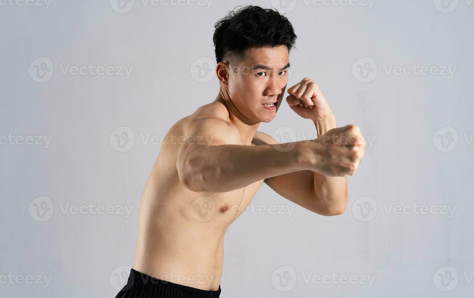 beeld van Aziatisch mannetje atleet met mooi zo lichaamsbouw Aan wit achtergrond foto